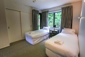 2 bedrooms, iron/ironing board, WiFi - Panorama Escape  - Lake & Mountain Views! (Queenstown)