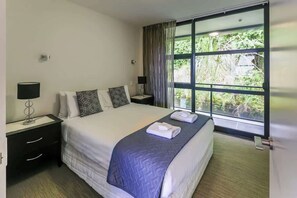 2 bedrooms, iron/ironing board, WiFi