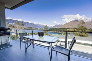 Outdoor dining - Panorama Escape  - Lake & Mountain Views! (Queenstown)