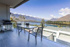 Outdoor dining - Panorama Escape  - Lake & Mountain Views! (Queenstown)
