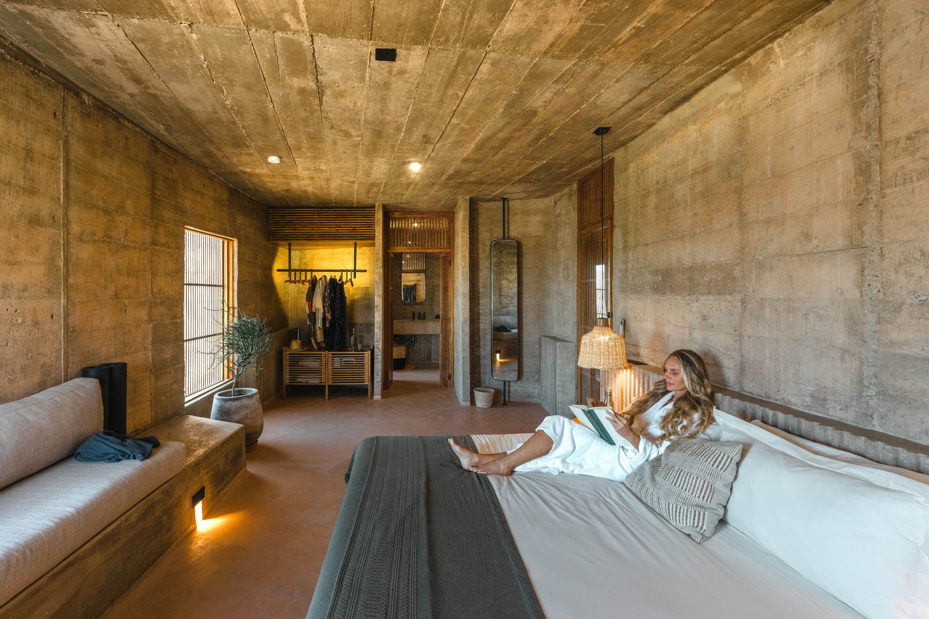 Ropa de cama de alta calidad y caja de seguridad en la habitación 