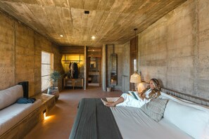 أغطية فراش متميزة وخزنة داخل الغرفة وبديكورات فريدة لكل غرفة