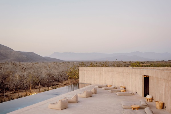 Piscina all'aperto, lettini