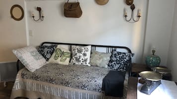 1 Schlafzimmer, Schreibtisch, Bügeleisen/Bügelbrett, Reisekinderbett