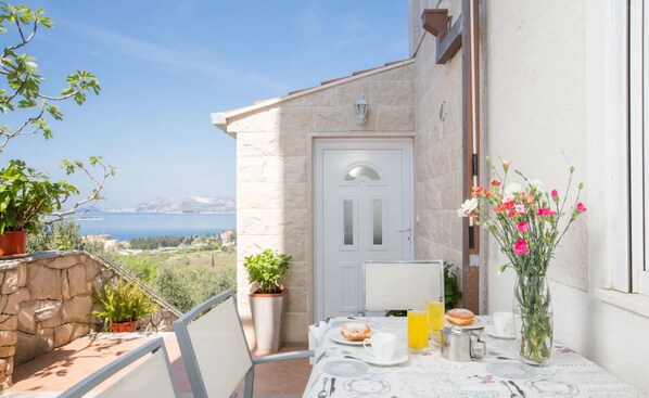 Outdoor dining - Two Beautiful Apartment Carol Royal 1 & Carol Royal 2 (Cavtat, Dubrovacko-Neretvanska)