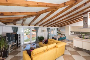 Fernseher, Kamin, Stereoanlage