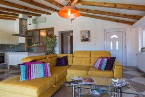 Televisión, chimenea y estéreo