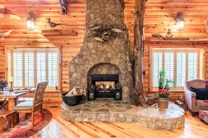Interior - Iron Mountain Lodge 3 Bedroom Cabin by RedAwning (Butler)