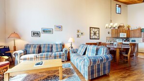 Appart'hôtel, 2 chambres | Coin séjour | TV connectée