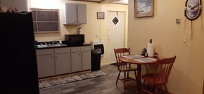 Kühlschrank, Mikrowelle, Herdplatte, Wasserkocher mit Kaffee-/Teezubehör