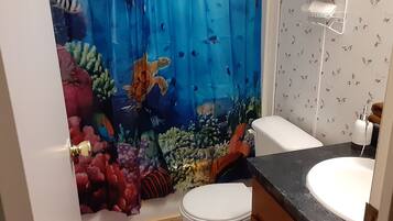 Combined shower/tub, towels, toilet paper