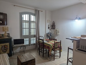 Dining - Bohemian chic house in the heart of Avignon ideal for groups. (Avignon)