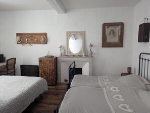 3 habitaciones, tabla de planchar con plancha, wifi y ropa de cama