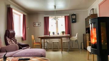 Fernseher, Kamin, Bücher