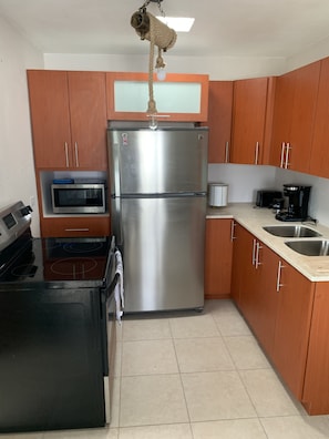 Refrigerador, microondas, horno y cafetera y tetera