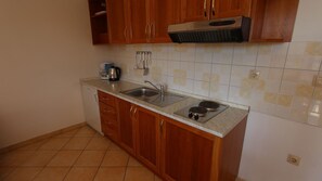 Fridge, stovetop, coffee/tea maker, cookware/dishes/utensils