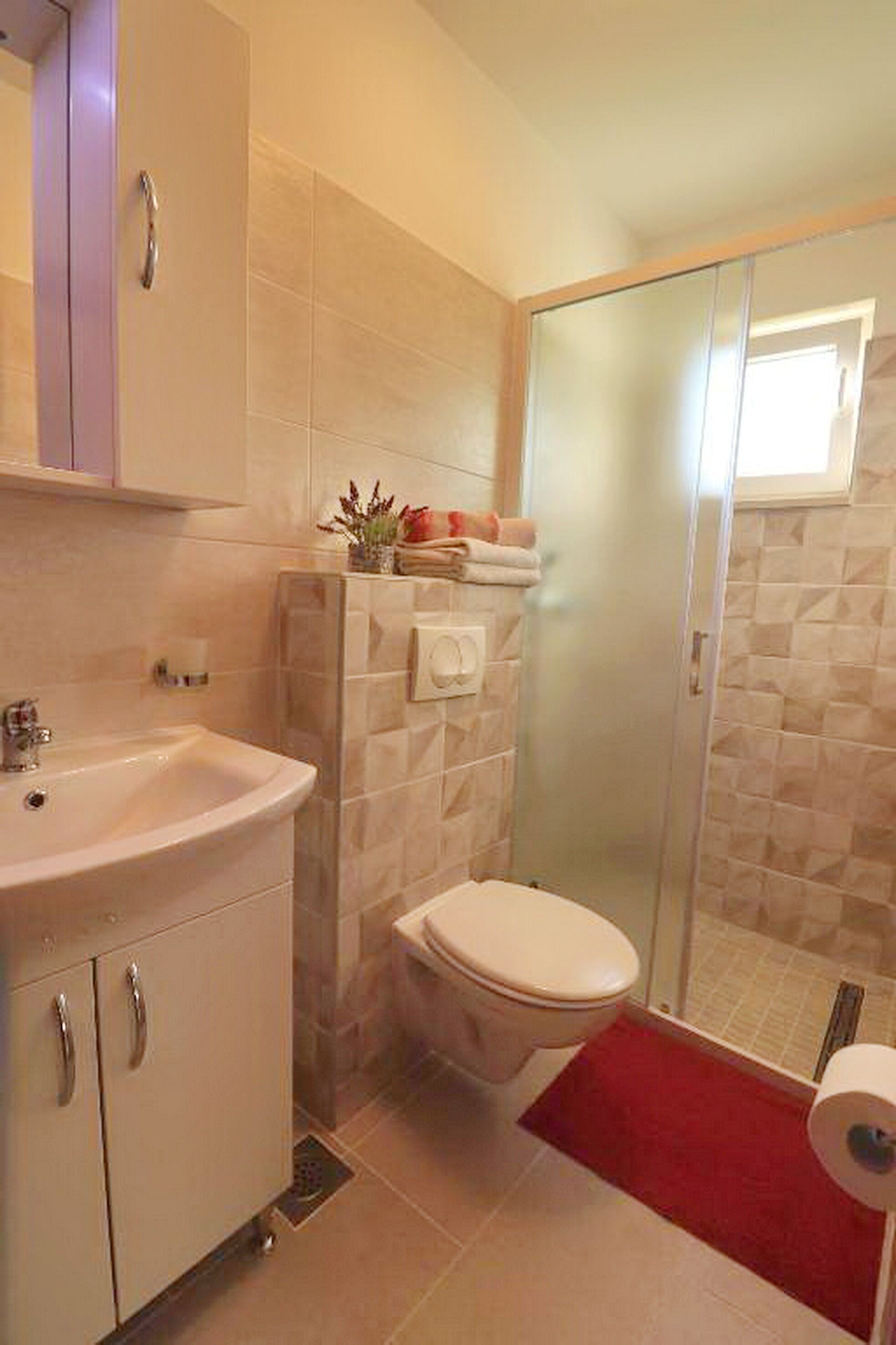 Ein Badezimmer mit Waschbecken, Toilette und Dusche.