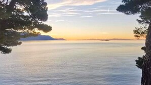 A beach with calm waters and a clear sky. - Apartments Clementina Sunrise (Orebic)