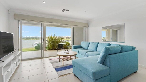 TV, DVD player - Hindmarsh Island - Waterfront Luxury, Wi-Fi, Linen (Hindmarsh Island)