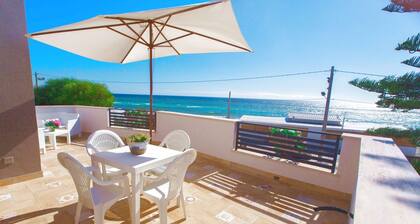 Blue Sea Beach Villa, direkt am Strand mit Pool und atemberaubenden Sonnenuntergängen