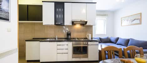 Apartment (Two Bedroom Apartment) | Eigene Küche | Kühlschrank