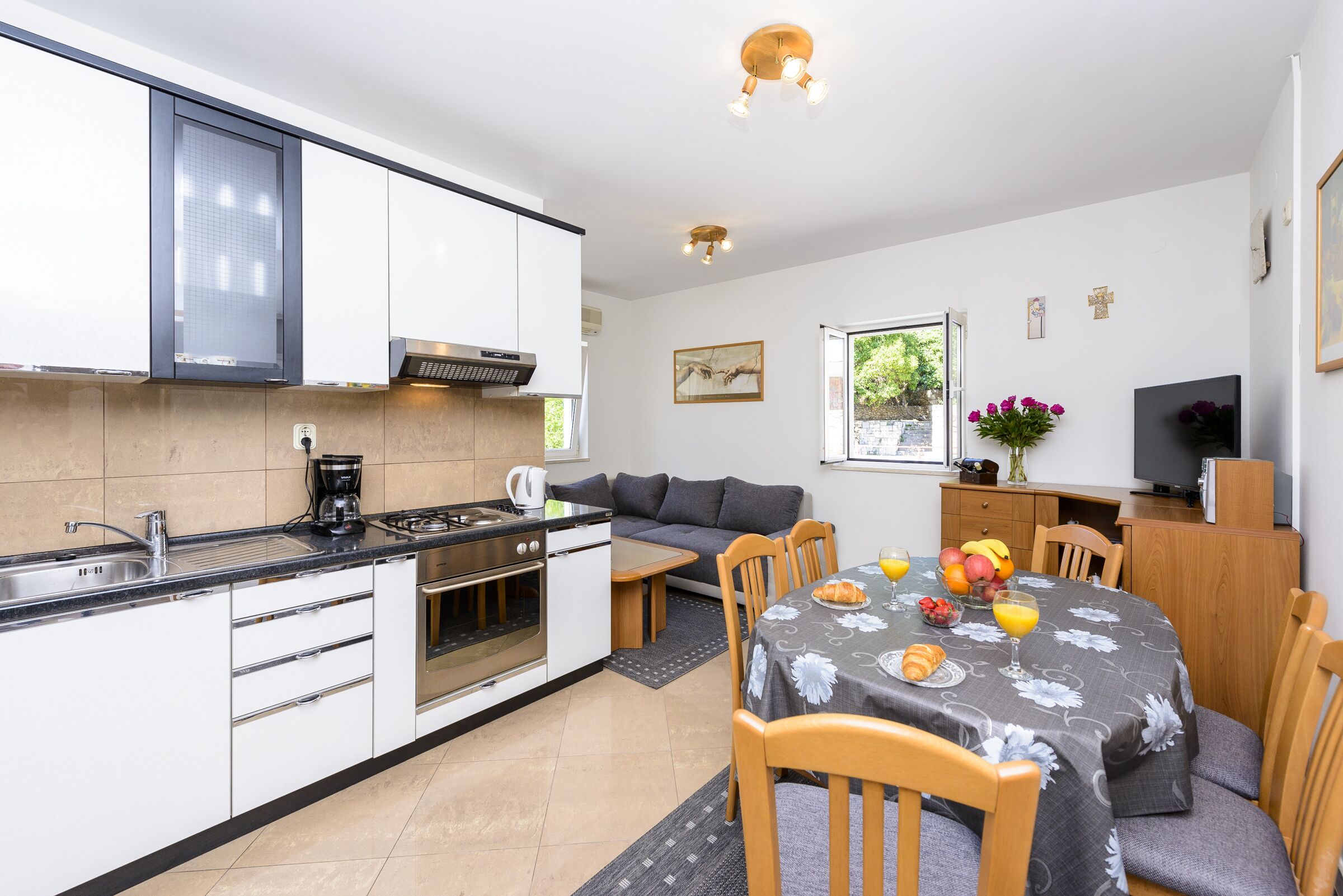 Appartement (Two Bedroom Apartment) | Salle à manger