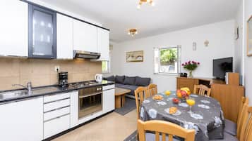 Appartement (Two Bedroom Apartment) | Salle à manger