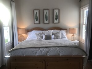 6 soverom, skrivebord, strykejern/-brett og reiseseng for barn