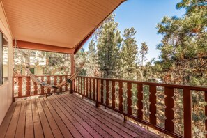 Terrace/patio - Pine View Lodge – Walk to Midtown & Trails (Ruidoso)