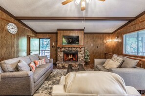 Smart TV, chimenea, futbolito y tenis de mesa