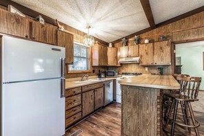 Fridge, microwave, oven, stovetop - Comfort & Connection in Ruidoso– Pine View Lodge (Ruidoso)