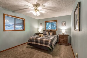 3 bedrooms, iron/ironing board, free WiFi, bed sheets - Pine View Lodge – Walk to Midtown & Trails (Ruidoso)