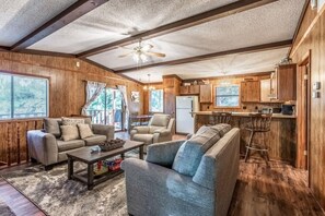 Smart TV, fireplace, table football, ping pong - Comfort & Connection in Ruidoso– Pine View Lodge (Ruidoso)