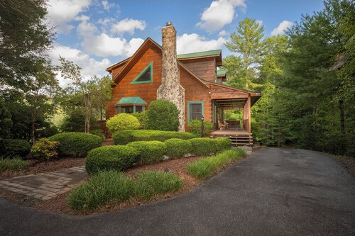 Mountain Cabin, Great Decks, WiFi, Pool Table, Ping Pong Table, & Foosball