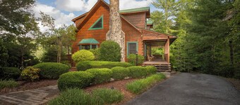 Mountain Cabin, Great Decks, WiFi, Pool Table, Ping Pong Table, & Foosball