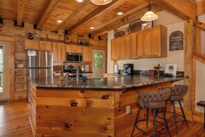Fridge, microwave, oven, stovetop - Mountain Cabin, Great Decks, WiFi, Pool Table, Ping Pong Table, & Foosball (Ferguson)