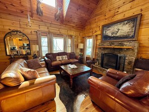 TV, fireplace, books - Mountain Cabin, Great Decks, WiFi, Pool Table, Ping Pong Table, & Foosball (Ferguson)