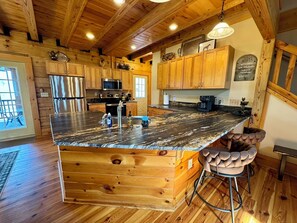 Fridge, microwave, oven, stovetop - Mountain Cabin, Great Decks, WiFi, Pool Table, Ping Pong Table, & Foosball (Ferguson)