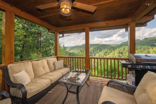 Mountain Cabin, Great Decks, WiFi, Pool Table, Ping Pong Table, & Foosball