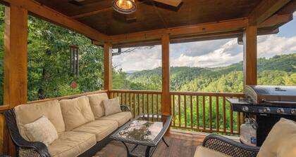 Mountain Cabin, Great Decks, WiFi, Pool Table, Ping Pong Table, & Foosball