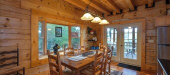 Mountain Cabin, Great Decks, WiFi, Pool Table, Ping Pong Table, & Foosball