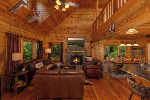 Mountain Cabin, Great Decks, WiFi, Pool Table, Ping Pong Table, & Foosball