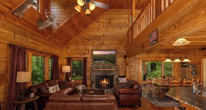 Mountain Cabin, Great Decks, WiFi, Pool Table, Ping Pong Table, & Foosball