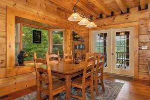 Dining - Mountain Cabin, Great Decks, WiFi, Pool Table, Ping Pong Table, & Foosball (Ferguson)