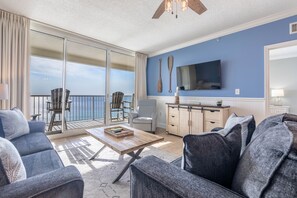 Una televisión, un reproductor de DVD, una videoteca