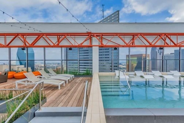 18th FL Stylish CozySuites w/pool, gym #4