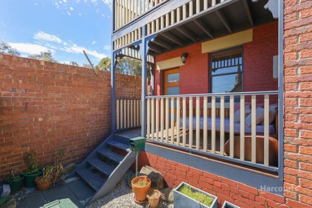 Comfy terrace with balcony- stroll cafes & city