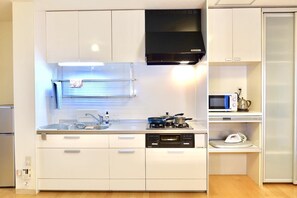 Kühlschrank, Mikrowelle, Herdplatte, Kochgeschirr/Geschirr/Besteck