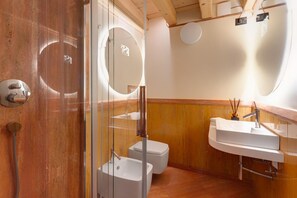 Dusche, Haartrockner, Handtücher, Toilettenpapier