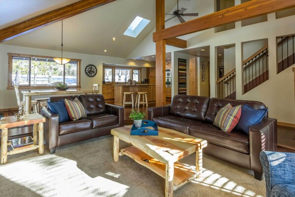 TV connectée, cheminée, lecteur de DVD, baby-foot